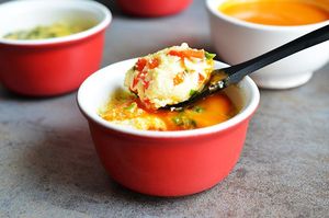 Flans de poivrons et coulis de tomates