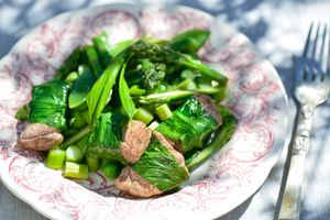 Bouchées de gigot d'agneau à l'ail des ours et légumes de printemps