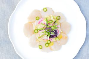Carpaccio de Saint Jacques aux betteraves et asperges