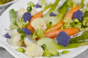 Assiettes de légumes de printemps et pesto à l'ail des ours