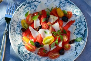 Salade de morue, poivron, olives noires et tomates cerises