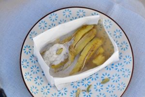 Papillote de banane à la cardamome, crème coco-vanille