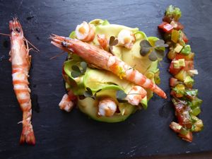 Petit tartare de tomates à l’avocat et ses crevettes impériales vapeur