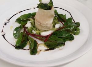 Salade de filet de truite au brocoli et red chard, mousse de lait de muscade