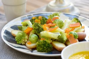 Salade de choux à la poutargue et oeufs de truite