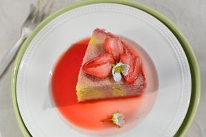 Gâteau à l'huile d'olive et au Muscat de Beaumes de Venise, compote de fraise à la vapeur douce