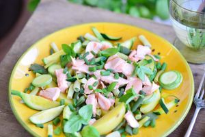 Salade de pommes de terre, haricots et courgettes au saumon