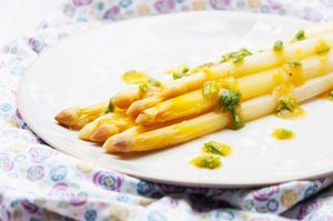 Asperges à la vapeur sauce amandine