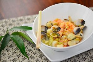 Coquillages, crustacés et légumes au safran