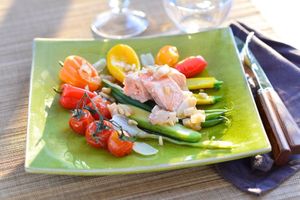 Saumon bio, légumes d'été et vinaigrette aux pignons