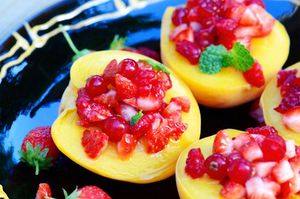 Pêches moelleuses au miel de lavande, tartare de fruits rouges