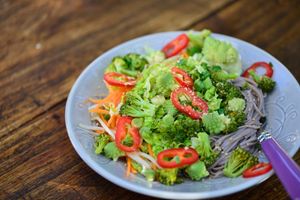 Salade asiatique de nouilles soba, aux choux