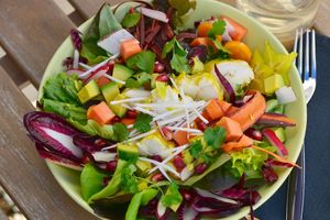 Salade folle aux fruits exotiques et lotte marinée au curry